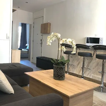 Stylish White And Red Apartment Juan-les-Pins
