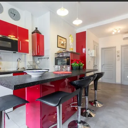 Stylish White And Red * Juan-les-Pins
