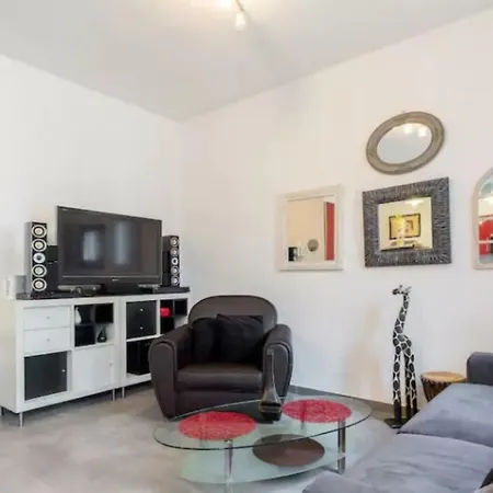 Stylish White And Red Juan-les-Pins