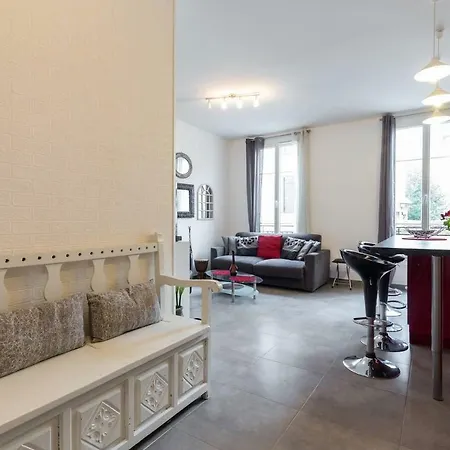 Stylish White And Red Апартаменты Жуан-ле-Пен