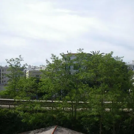 Stylish White And Red Lägenhet