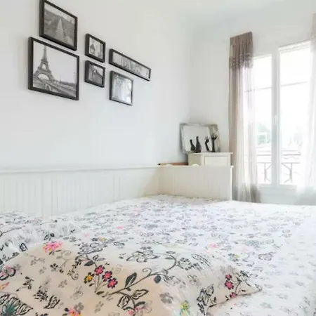 Stylish White And Red Lägenhet *