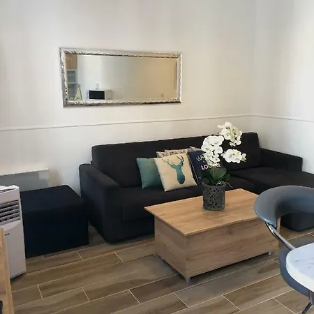 Stylish White And Red Lägenhet *