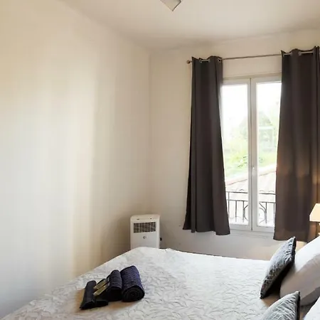 Lägenhet Stylish White And Red *