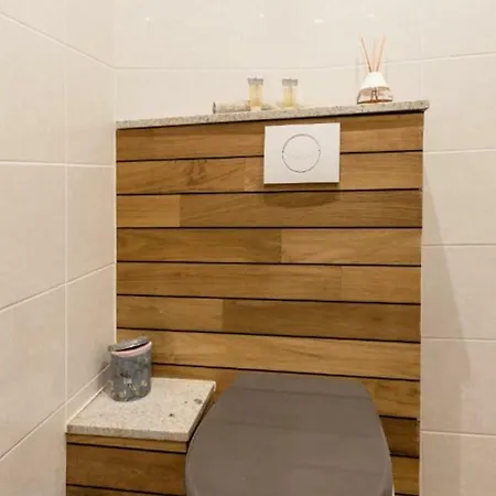 Stylish White And Red Lägenhet *