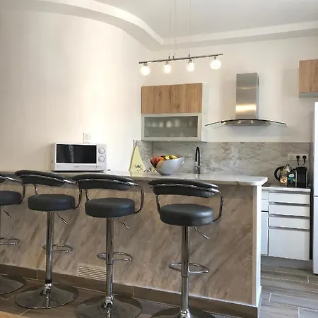 Stylish White And Red Lägenhet *