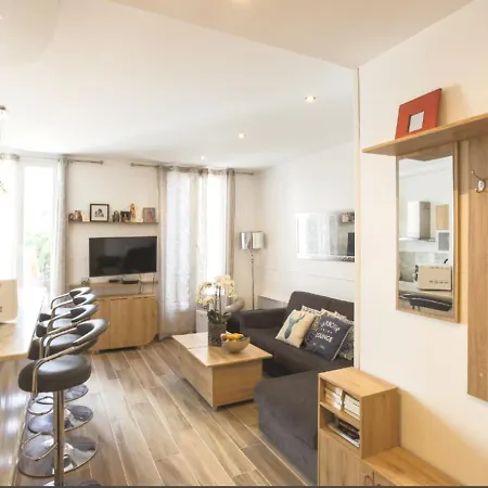 Stylish White And Red Lägenhet