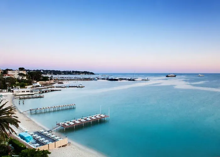 Stylish White And Red Juan-les-Pins