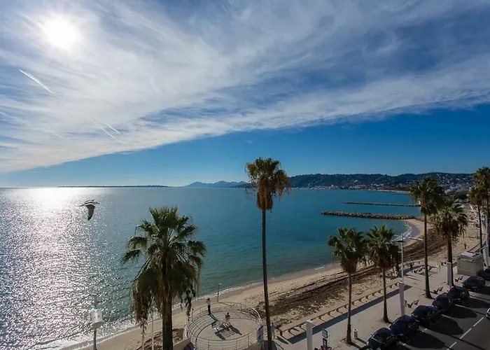 Stylish White And Red Apartment Juan-les-Pins